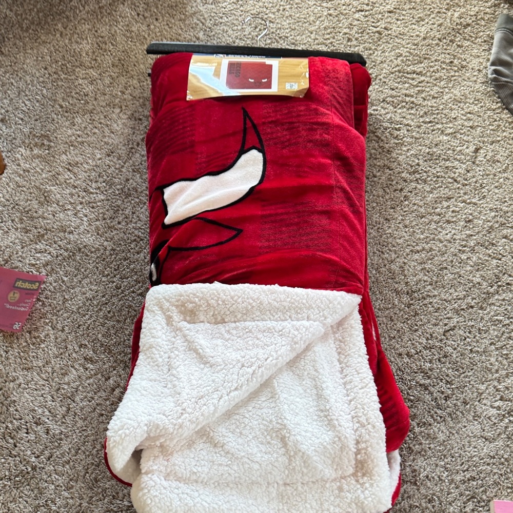 Plush Red Sherpa-Lined Throw Blanket - Cozy Soft Comfort